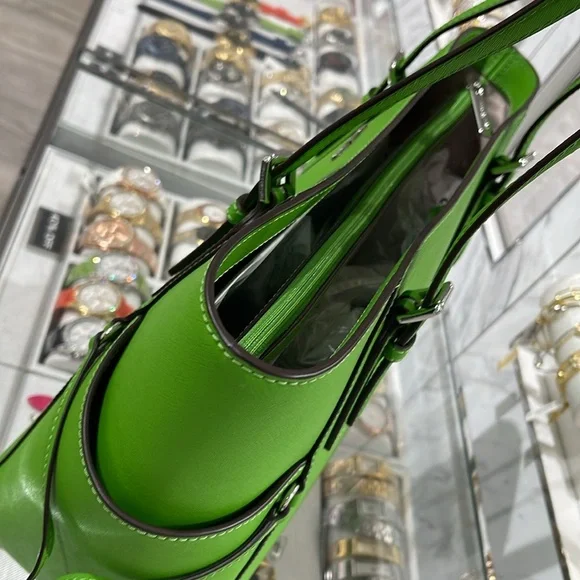 Michael Kors Voyager Large Saffiano Leather Tote Bag
Jangle Green 
NWT - Picture 4 of 16